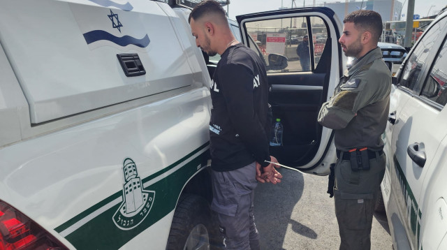 שוהה בלתי חוקי שנעצר בביג פאשן גלילות (צילום: דוברות המשטרה)