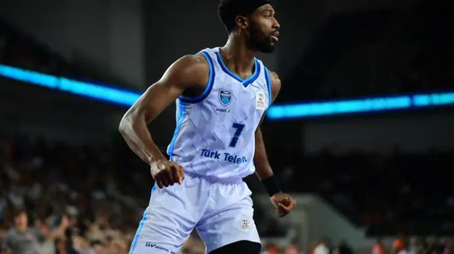 קייל אלכסנדר במדי טורק טלקום אנקרה (צילום: GettyImages, ALTAN GOCHER/Hans Lucas/AFP)