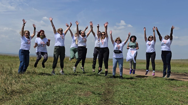 קופצות בסאוונה במסע עם איריס אמית (צילום: באדיבות המצולמות)