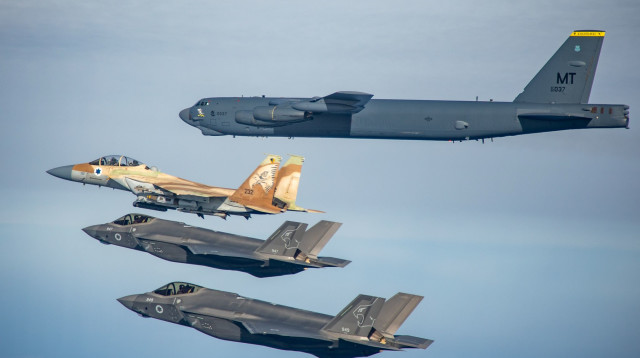 מפציץ B-52 אמריקאי ומטוסי חיל האוויר הישראלי (צילום: דובר צהל)