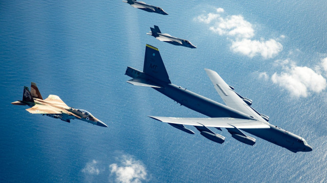 מפציץ B-52 אמריקאי ומטוסי חיל האוויר הישראלי (צילום: דובר צהל)
