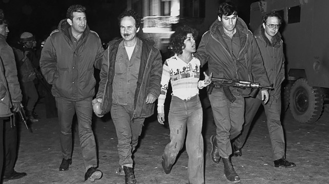 כוכבא לוי מחוץ למלון סבוי (צילום: אבי שמחוני,אבי שמחוני, מיקי צרפתי)