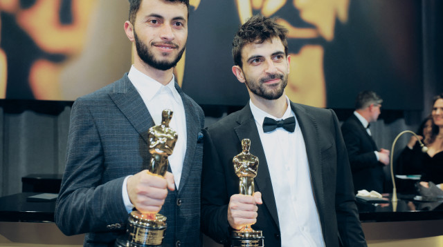 במאי "אין ארץ אחרת" בטקס האוסקר (צילום: רויטרס)