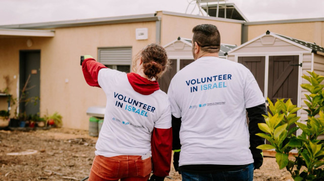 מתנדבי תגלית מקימים גינות למען קהילת בארי (צילום: Omriabz)