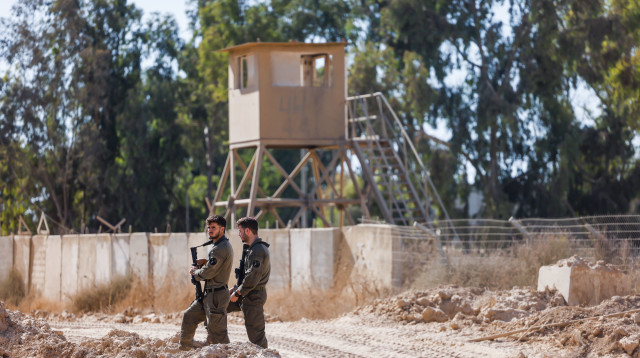 חיילים מחוץ למוצב נחל עוז (צילום: חיים גולדברג/פלאש 90)