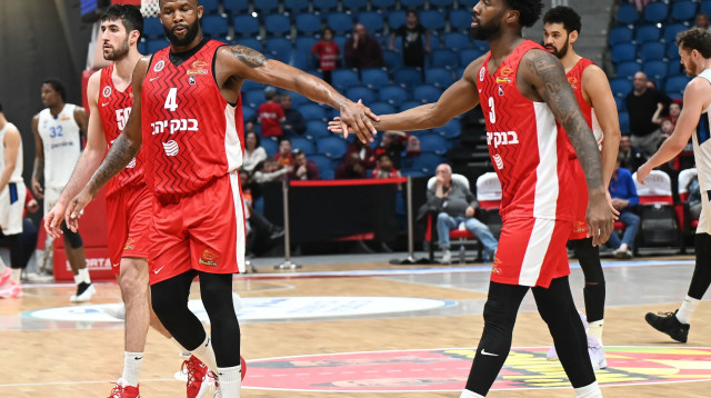 שחקני הפועל ירושלים כריס ג'ונסון, קאדין קרינגטון (צילום: ברני ארדוב)