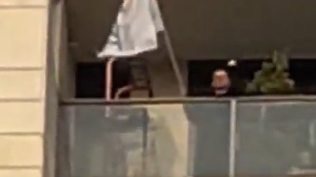 בן זוגו של יו"ר הכנסת מניף אצבע משולשת (צילום: צילום מסך טוויטר)