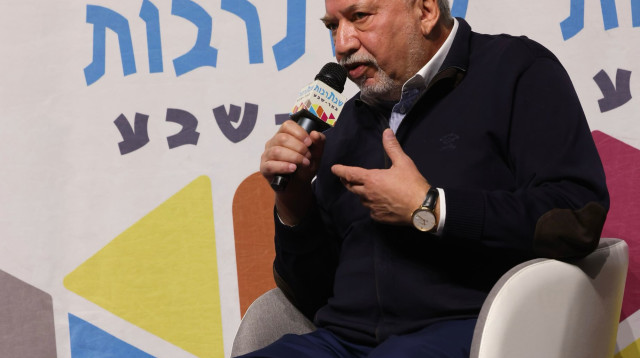 אביגדור ליברמן בשבתרבות בבאר שבע (צילום: דיאגו מיטלברג)