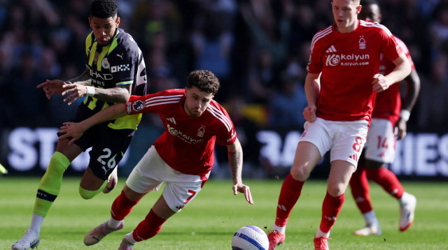 ניקו וויליאמס שחקן נוטינגהאם פורסט לפני סאביניו שחקן מנצ'סטר סיטי (צילום: רויטרס)