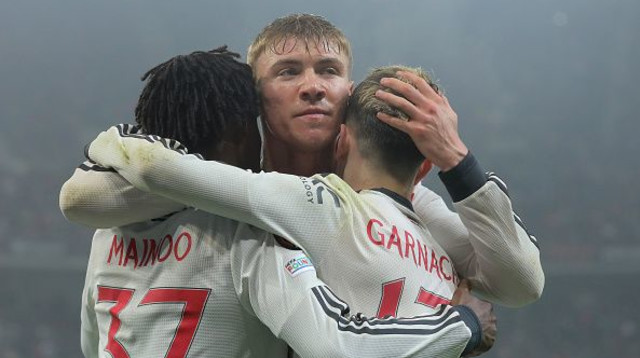 שחקני מנצ'סטר יונייטד חוגגים (צילום: Vasile Mihai-Antonio)