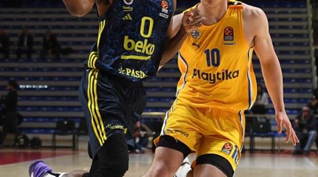 אריק מקולום מפנרבחצ'ה מול עומר מאייר, מכבי תל אביב (צילום: Milos Vukadinovic)