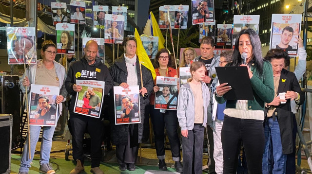 עינב צנגאוקר ומשפחות החטופים בהפגנה (צילום: אבשלום ששוני)