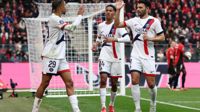 גונסאלו ראמוס, סני מאיולו, בראדלי ברקולה שחקני פריז סן ז'רמן חוגגים (צילום: רויטרס)