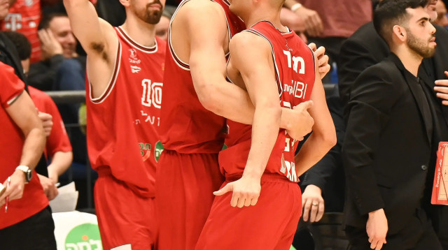 שחקן הפועל תל אביב תומר גינת מחבק את ים מדר (צילום: ברני ארדוב)