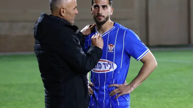 סכנין תתאושש? סלאח חסארמה מתדרך את אחמד טהא (צילום: דני מרון)