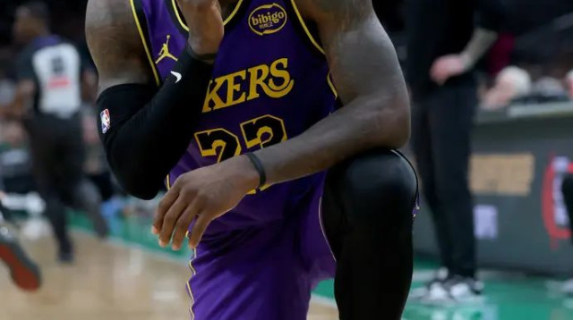 הפנים אומרות הכל. לברון (צילום: GettyImages, Elsa)