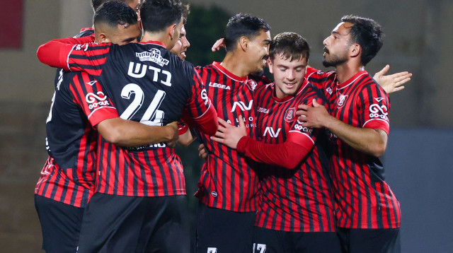 שחקני הפועל ירושלים חוגגים עם מתן חוזז (צילום: דני מרון)