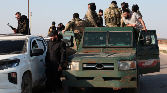 חמושים סוריה בדרכם להילחם בתומכי משטר אסד בלטקיה (צילום: רויטרס)