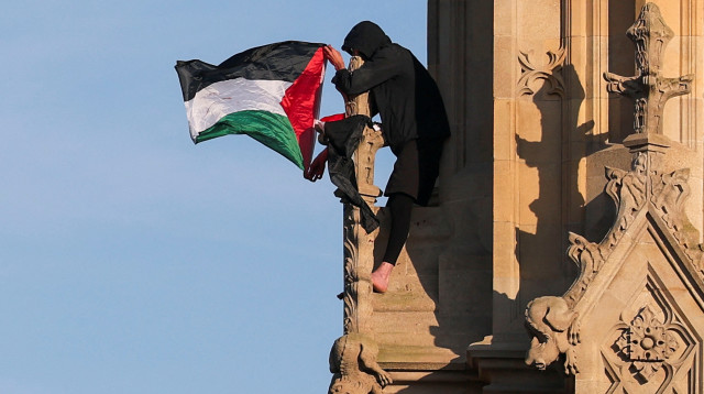 מפגין פרו פלסטיני טיפס על מגדל הביג בן בלונדון (צילום: רויטרס)