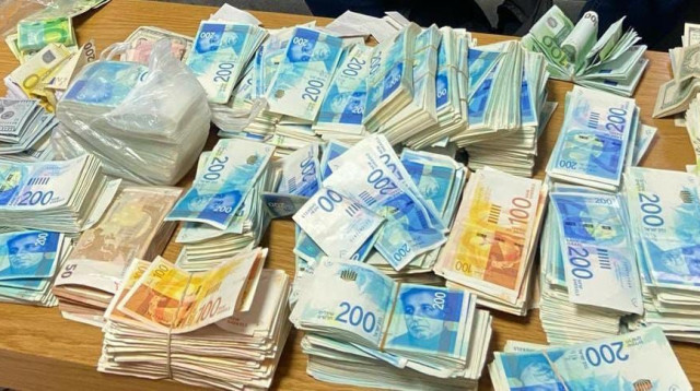 מעל מליון ש"ח במזומן ועוד מאות אלפי דולרים ויורו בכאבול (צילום: דוברות המשטרה)