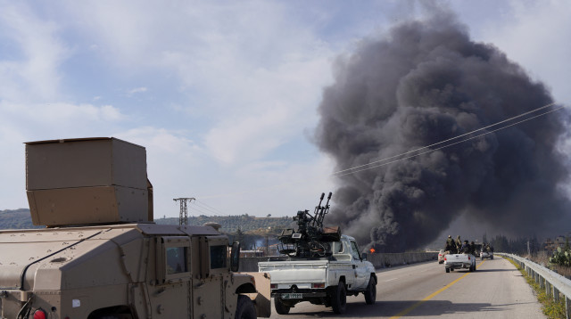 עשן מיתמר בלטקיה, סוריה  (צילום: רויטרס)