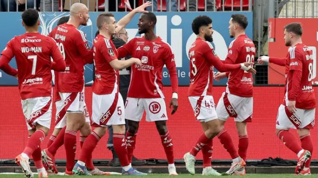 כבש ונפצע לאחר מכן. עבדאללה סימה, במרכז (צילום: GettyImages, FRED TANNEAU/AFP)