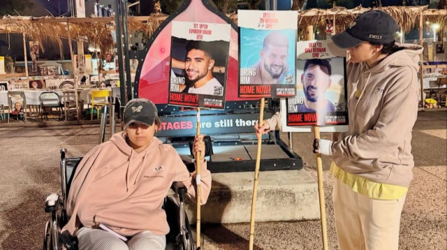 אמילי דמארי ורומי גונן בכיכר החטופים (צילום: רשתות חברתיות, שימוש לפי סעיף 27 א')