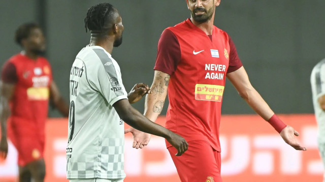 עומרי בן הרוש שחקן מ.ס. אשדוד עם ג'יימס אדניי שחקן הפועל חדרה (צילום: ברני ארדוב)