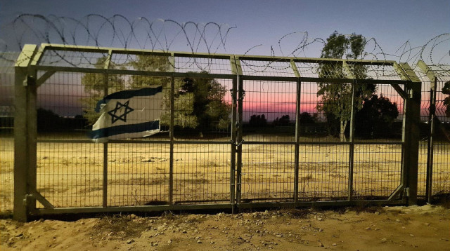 תמונתה של כרמית ביטון. שער הגדר ההיקפית של קיבוץ מגן (צילום: כרמית ביטון)