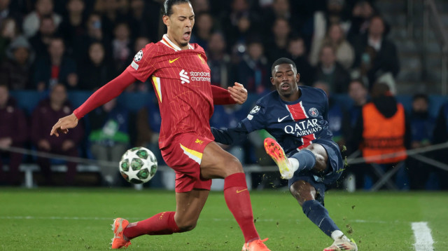 שחקן ליברפול, וירג'יל ואן דייק, מול שחקן פריז סן ז'רמן, עוסמאן דמבלה (צילום: GettyImages, Jean Catuffe)