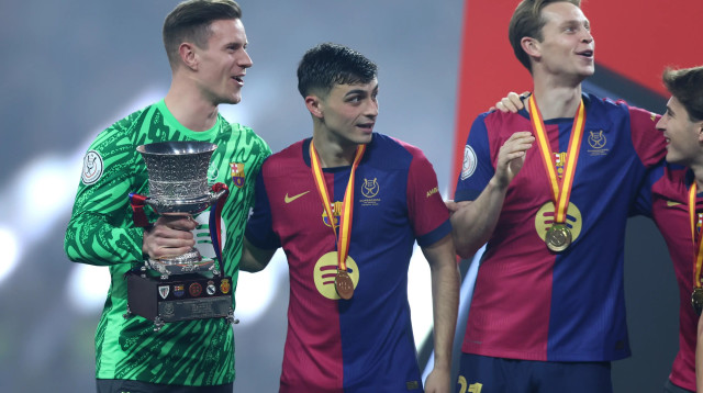 שוער ברצלונה מארק אנדרה טר סטגן עם פדרי ליד פרנקי דה יונג (צילום: GettyImages, Yasser Bakhsh)