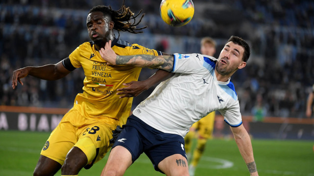 אלסיו רומאניולי שחקן לאציו לצד עומאר סולט שחקן אודינזה (צילום: GettyImages)