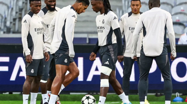 אדוארדו קמאבינגה לצד ג'וד בלינגהאם שחקני ריאל מדריד (צילום: GettyImages)