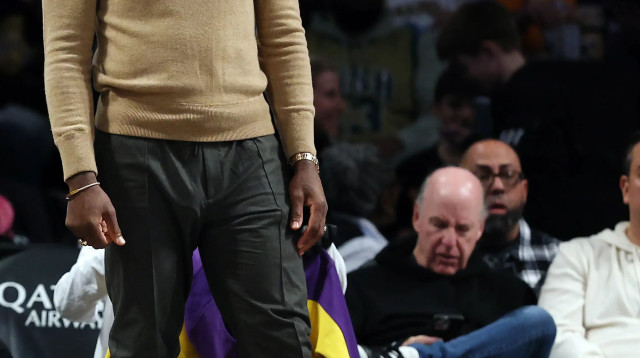 לברון ג'יימס הפצוע על הספסל של הלייקרס (צילום: GettyImages)