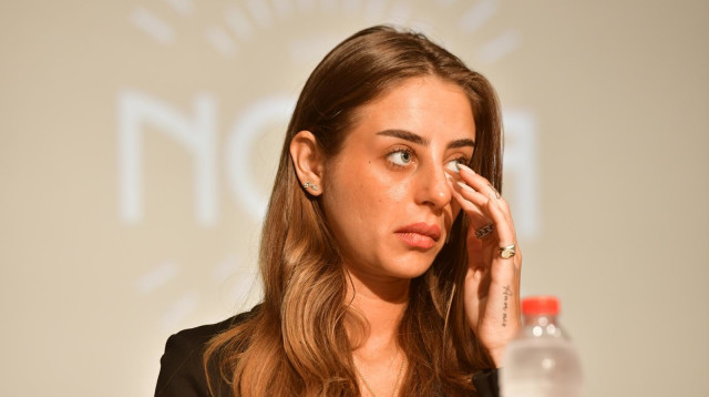 מייה שם בהכרזה על האירוע של קהילת הנובה (צילום: אבשלום ששוני)