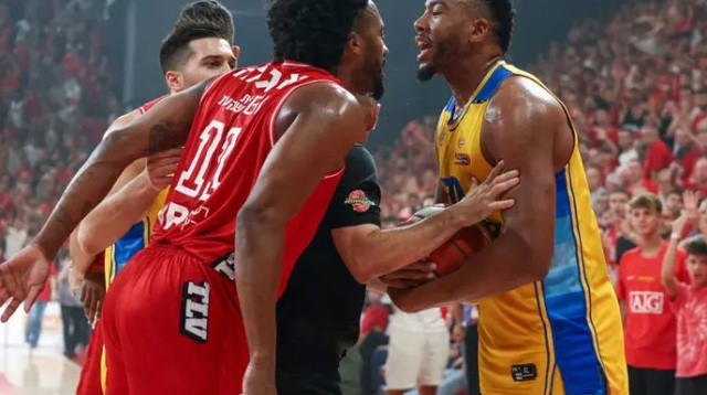 הדרבי היה טעון, כרגיל. קולסון בעימות עם אנגולה (צילום: דני מרון)