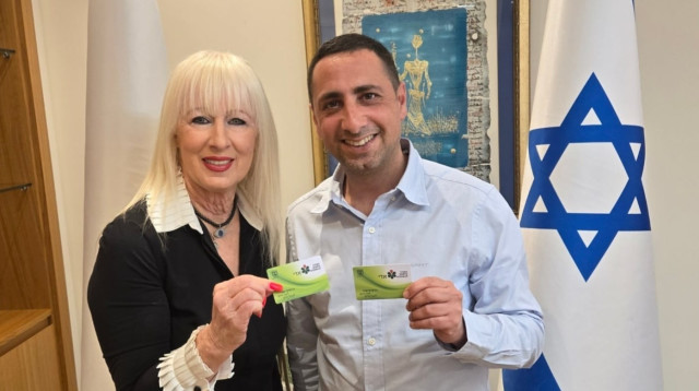 דודו בצלאל ודבורה שרר עם כרטיס אדי (צילום: יח"צ)