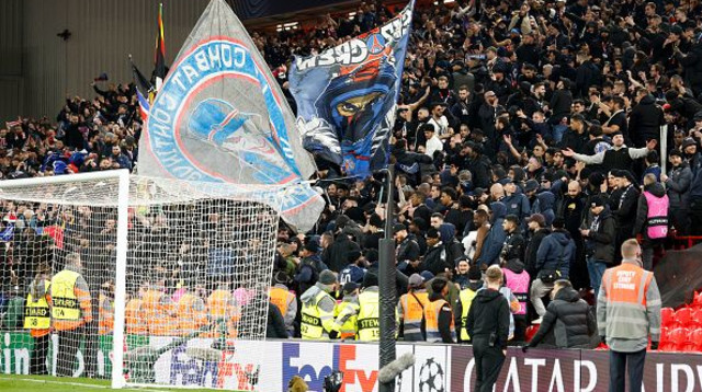 אוהדי פ.ס.ז' חוגגים באנפילד (צילום: Jean Catuffe / Contributor)