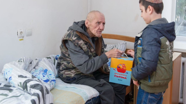 מפגש בין דורי באודסה בין יתומים מבית חב"ד לניצולי שואה (צילום: חב"ד)