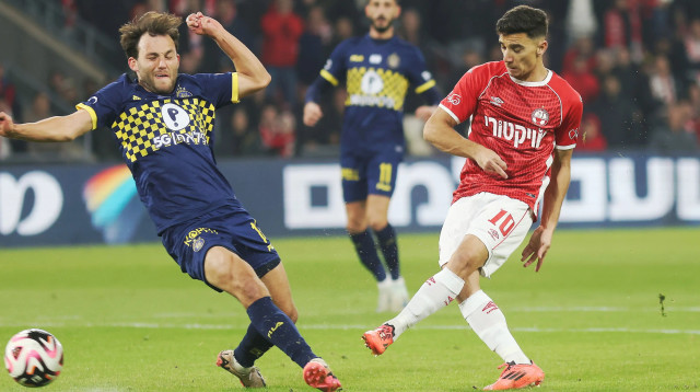 דן ביטון שחקן הפועל באר שבע מול יוריס ואן אובריים שחקן מכבי תל אביב (צילום: קובי אליהו)