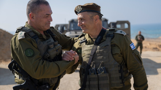 הרמטכ"ל הנכנס אייל זמיר ומפקד פיקוד דרום הנכנס יניב עשור (צילום: דובר צה"ל)