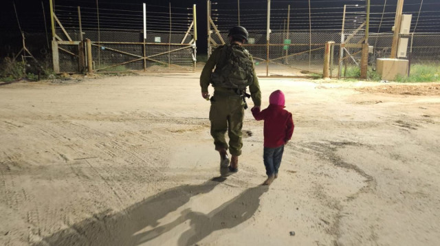 הילד העזתי וכוחות צה"ל  (צילום: דובר צה"ל)