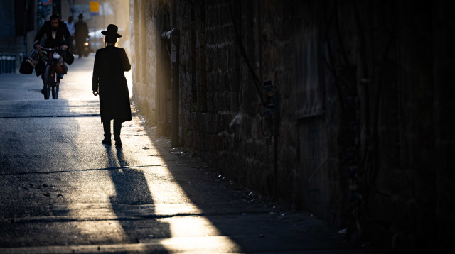 גבר חרדי בשכונת מאה שערים בירושלים (צילום: חיים גולדברג, פלאש 90)
