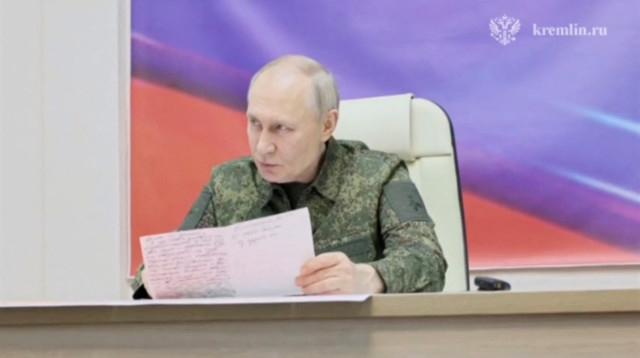 נשיא רוסיה ולדימיר פוטין על מדים בביקור בקורסק (צילום: רויטרס)