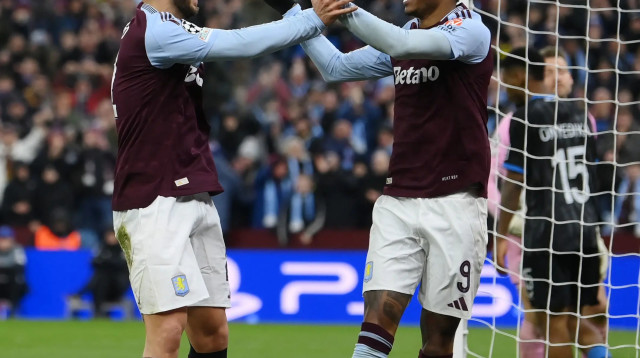 מרכוס רשפורד עם מרקו אסנסיו, שחקני אסטון וילה (צילום: רויטרס)