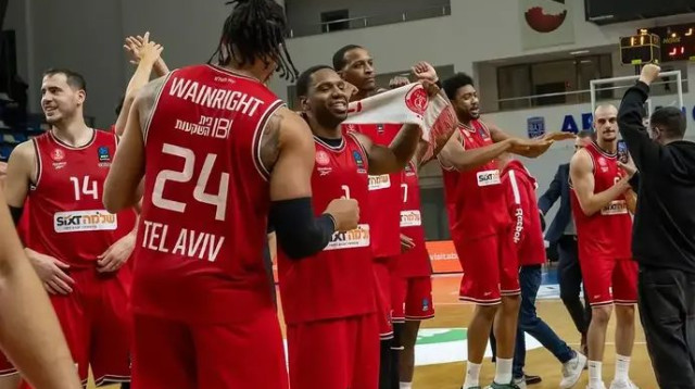 בסוף זה קרה. שחקני הפועל תל אביב חוגגים (צילום: אתר רשמי, מתוך האינסטגרם של הפועל תל אביב)