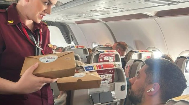 חלוקת משלוחי מנות של מיזם “קונקשן” של עמותת “סאנשיין” (צילום: טל בואנו, ארקיע)