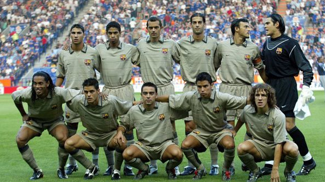 הרכב ברצלונה בעונת 2003/4 (צילום: Sportsphoto/Allstar)