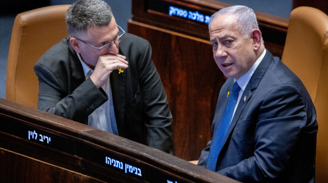 גדעון סער ובנימין נתניהו בכנסת  (צילום: חיים גולדברג)