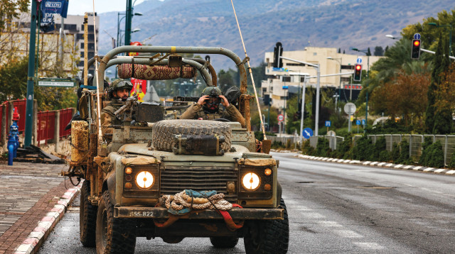 ג'יפ צבאי חוצה את קרית שמונה הנטושה (צילום: ג'מאל עווד, פלאש 90)